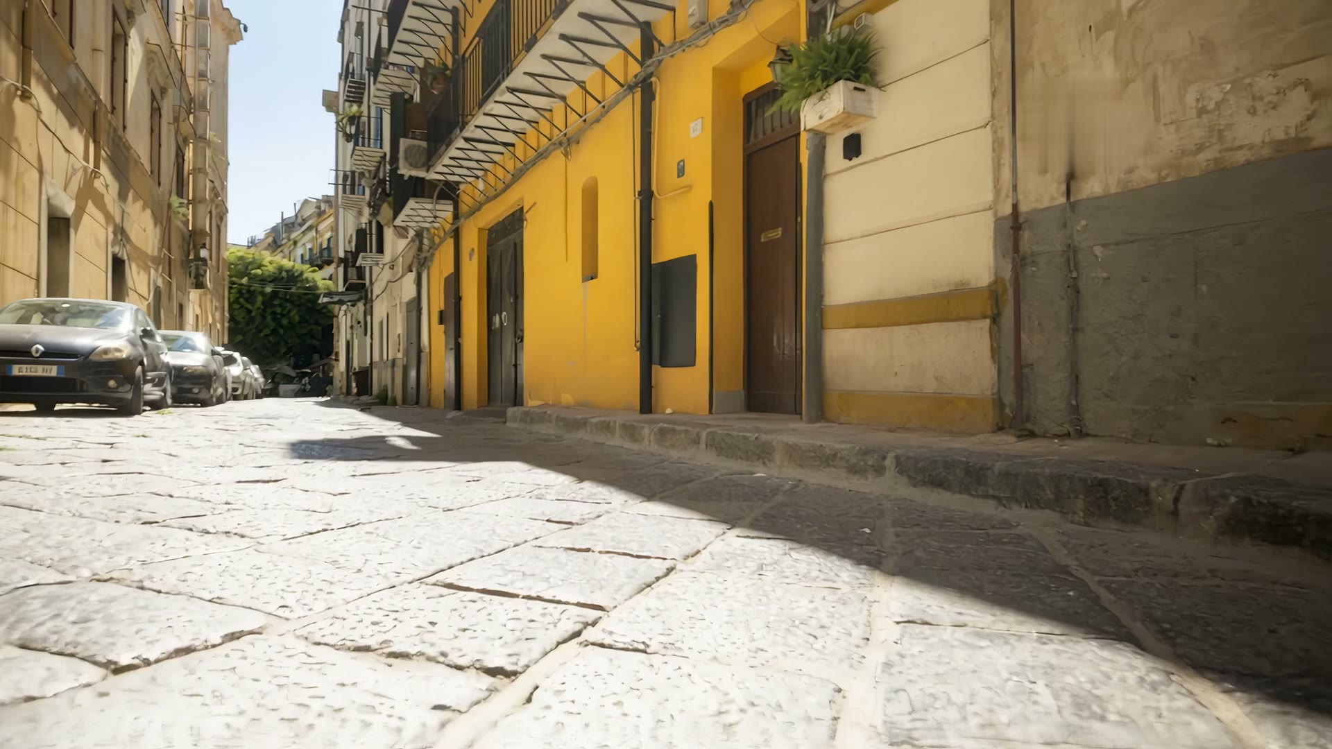 Via dei Tintori a Palermo, la facciata gialla e il portone di Marina Home