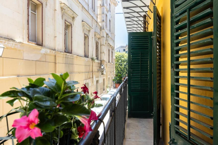 Il balcone di Marina Home con le persiane aperte