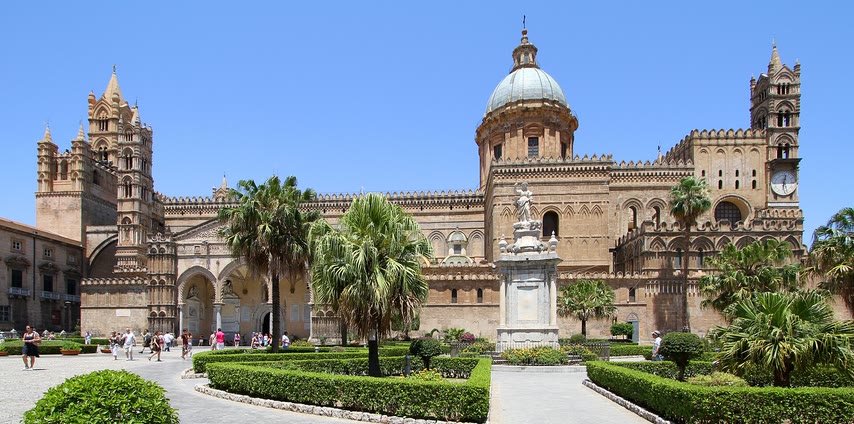 La Cattedrale di Palermo con il giardino davanti