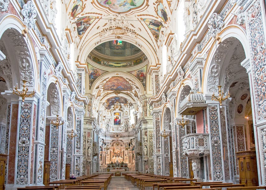 L'interno barocco della Chiesa del Gesù