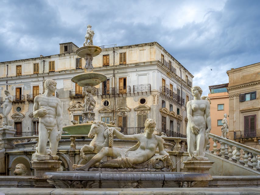 Le statue di marmo della Fontana Pretoria