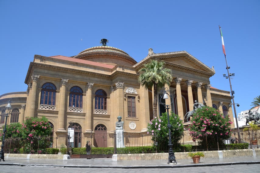 La facciata del Teatro Massimo