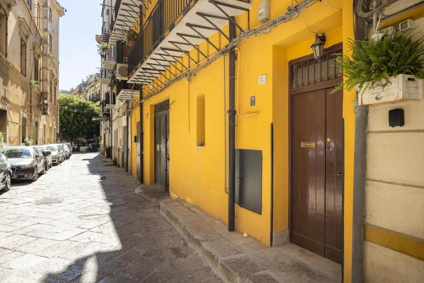 Il portone di Marina Home in Via dei Tintori, con la facciata gialla